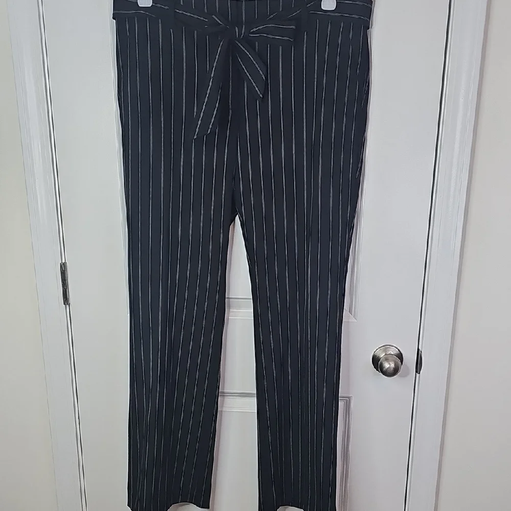 LOFT Women's Black Pinstripe Wide Leg Pants Size 12‎